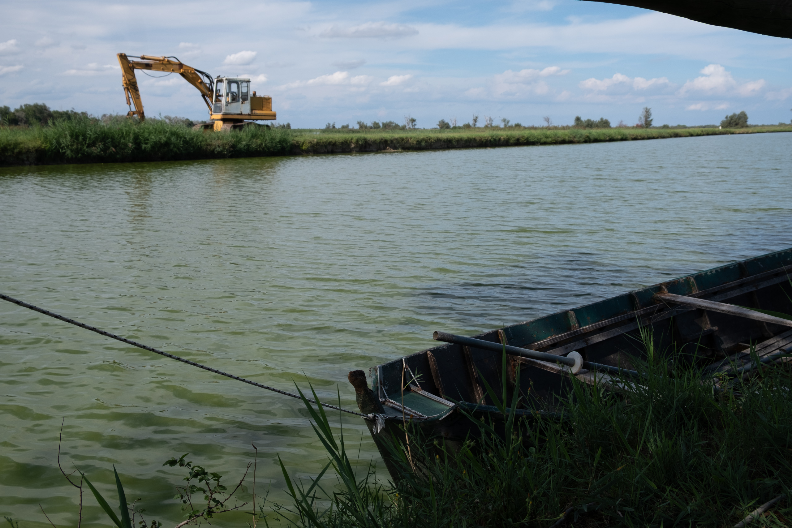 Altes Fischerboot am Kanal – Bagger am anderen Ufer
